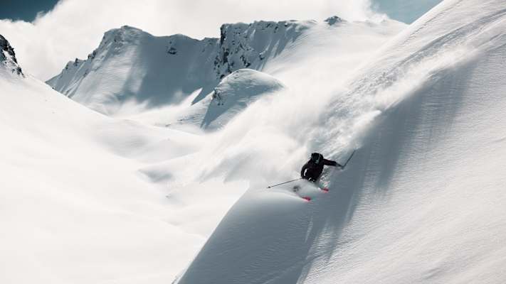 Egal ob Aufstieg oder Abfahrt, die CRUX Ski performen auf jedem Gelände.