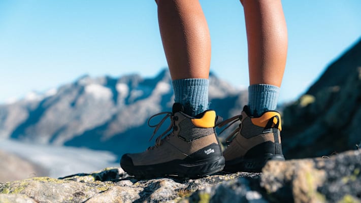 Jemand trägt die Schuhe Kaduro Mid GTX auf dem Berg.