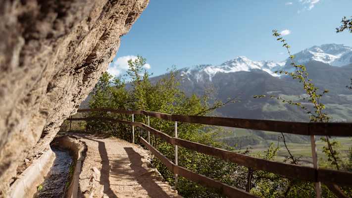 Historisch und sonnig – die Waalwege führen in gleichbleibender Höhe entlang der sonnigen Nordhänge. Im Bild der Zaalwaal in Schlanders.