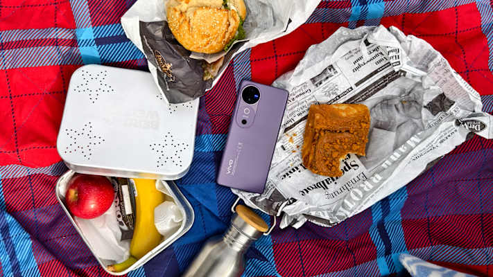 Was es alles für eine Wanderung braucht: Jause, Zimtschnecke und das vivo V40 als Outdoor-Begleiter.