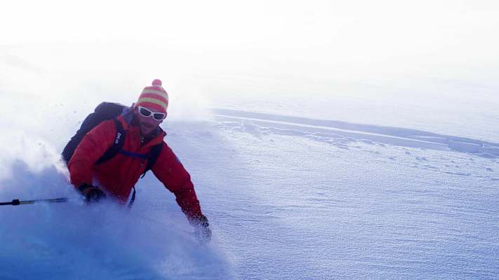 Skitour auf die Schneegrubenspitze in den Kitzbüheler Alpen: Christian Achrainer bei der Abfahrt