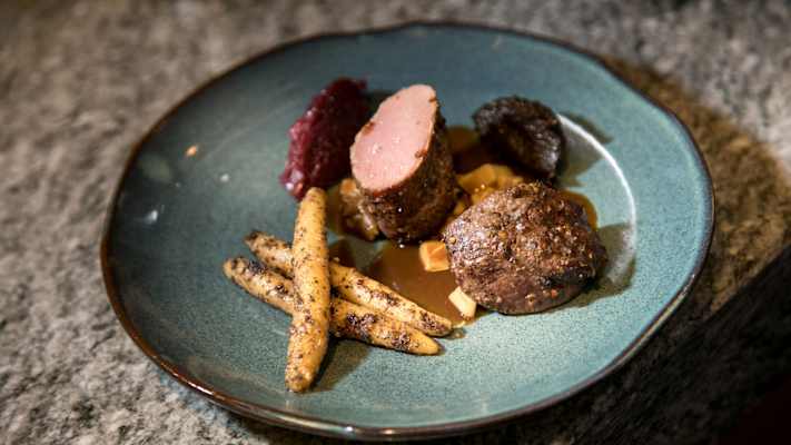Kitzsteinhorn Hochgenuss 2017: Medaillon vom Tauern-Rech mit Mohnnudeln und Preiselbeer-Rotkraut von Eckart Witzigmann