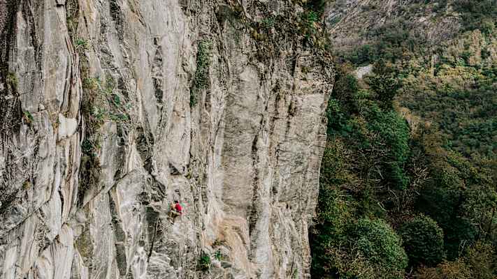 Die Felsen im Tessin laden das ganze Jahr über zu aussichtsreichen Klettertouren ein.