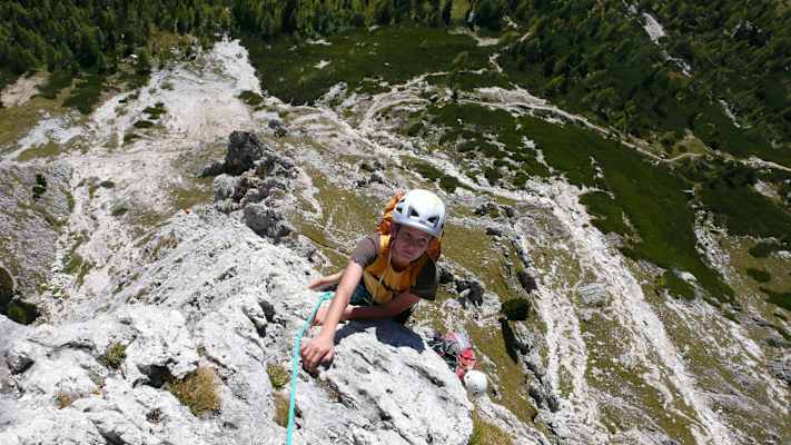 KInder beim Klettern