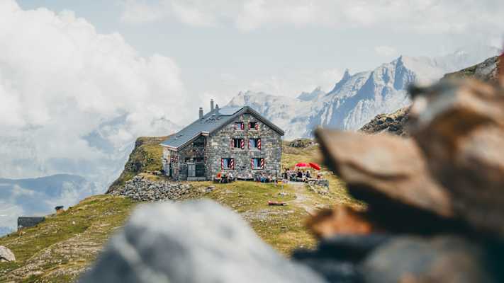 Übernachtet wird auf einfachen Almen, Berghütten oder auch selten mal in einem Hotel im Tal.