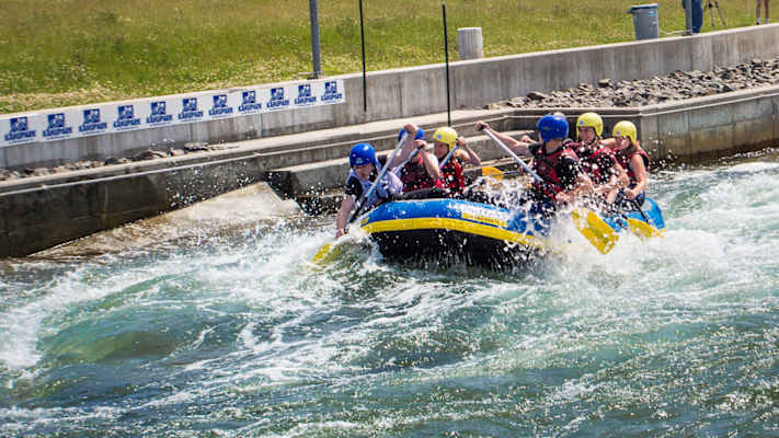 Spritzig geht es beim Wildwasserrafting im Kanupark Markkleeberg zu.