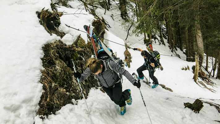 Tragepassage im „Drahtseilwandl“: Skitour aufs Hohe Brett in den Berchtesgadener Alpen