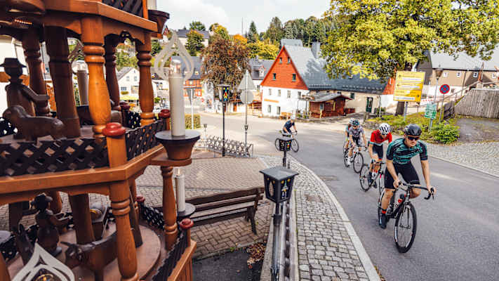 Unterwegs erwarten die Rennradfahrer charmante Dörfer und alte Handwerkskunst.