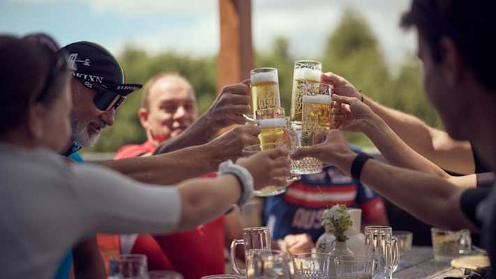Radfahrer stoßen nach der Tour mit Bier an – gemeinsamer Genuss im Mühlviertel.