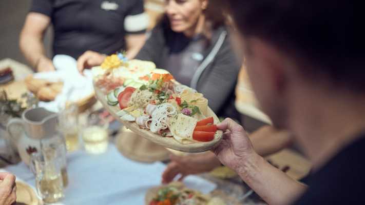 Radfahrer genießen regionale Spezialitäten bei einer Einkehr im Mühlviertel.