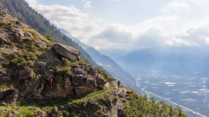 Der Vinschger Höhenweg lädt bereits im Frühling zu panoramareichen Wanderungen entlang des Vinschger Sonnenbergs ein.