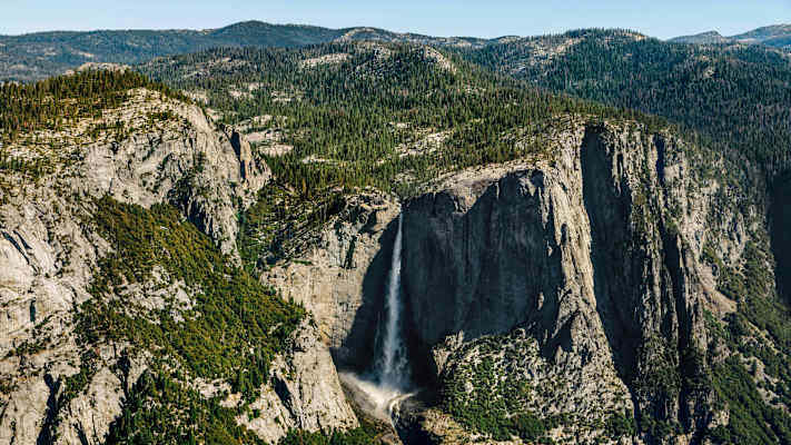 Cathedral Spires im kalifornischen Yosemite Nationalpark mit dem Merced River