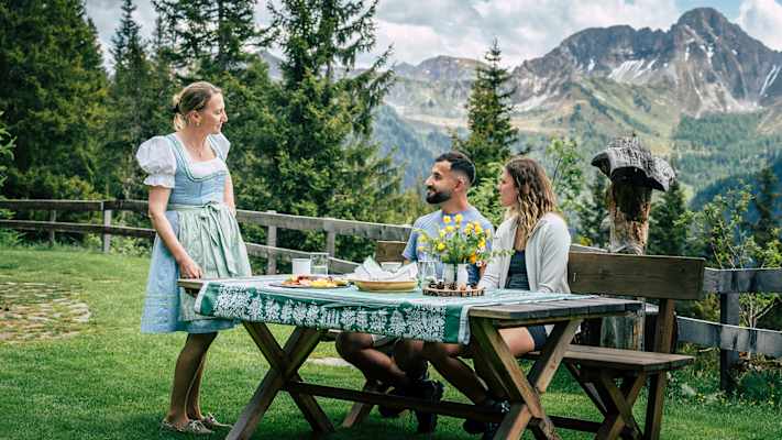 Im Rahmen der LOWA-Kampagne genossen Sabrina und Sefa ein besonderes Bergdate – eine wohlverdiente Auszeit auf der Sonnseitalm im Großarltal.