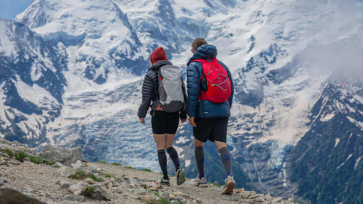 Wanderer unterwegs in den Bergen, Kompressionssocken stabilisieren die Muskulatur