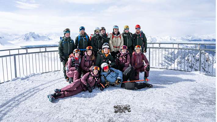 Gemeinsam am Gipfel die Aussicht genießen und den Moment festhalten.