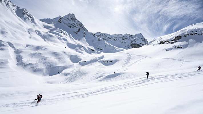 Beim Skifahren spuren im Schnee hinterlassen - die Freiheit der Berge genießen.
