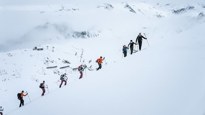 Beim aufstieg Schritt für Schritt durch die winterliche Bergwelt - DIE TOUR 2025