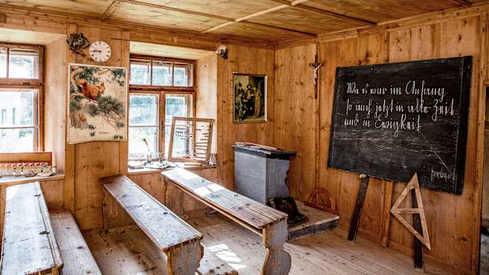 Tiroler Oberland: Schule aus Grist bei Zams