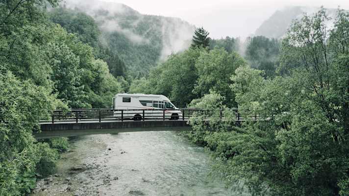 Fahrt über die Savinja. Der Fluss zieht zieht sich vom majestätischen Logar Tal bis zur Flussmündung in die Save hinter Celje und ist bei Fliegenfischer sehr beliebt.