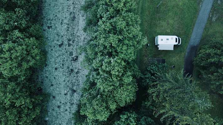 Der Campingplatz Kamp Smica bietet keinen Firlefanz, sondern Naturverbundenheit. Man steht auf Rasen und nachts hört man das Rauschen der Savinja.