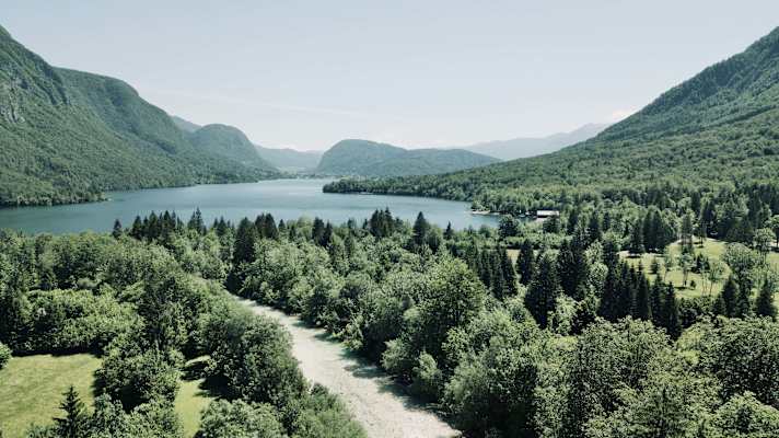 Erster Stop: der See von Bohinj. Am Campingplatz Camp Zlatorog hat alles geöffnet: Restaurant, Bar, Hochseilgarten und Toiletten. Maskenpflicht herrscht keine.