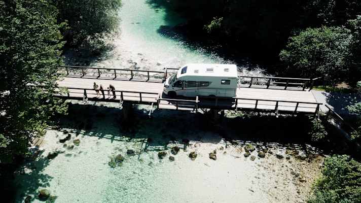 Brücke über die Sava Bohinjka, den smaragdgrünen, natürlichen Zulauf des Sees. Von hier aus geht es in 30 Minuten zum Slap Savica, einem beliebten Wasserfall.