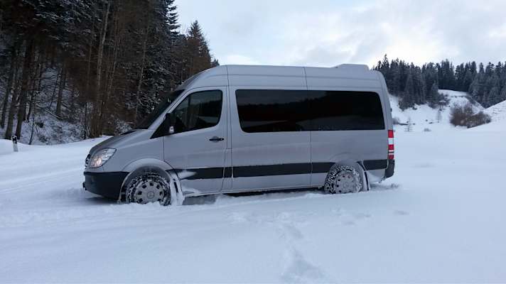 Schneetourenbus