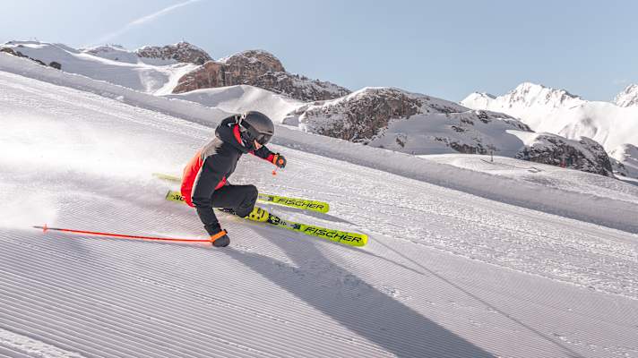 Ein Skifahrer fährt eine perfekt präparierte Piste hinunter.