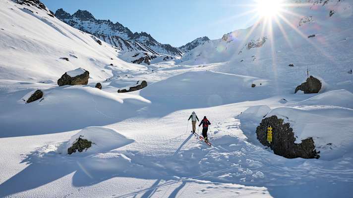 Schritt für Schritt dem Gipfel entgegen: Beim Aufstieg einer Skitour fordern Wintersportler ihre Ausdauer heraus.