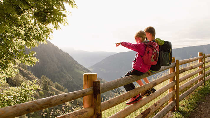 Zwei Kinder genießen die Aussicht in Naturns.