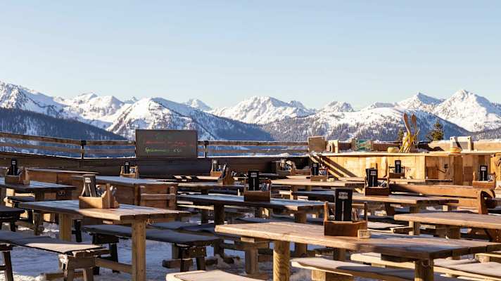 Die großzügige Sonnenterrasse mit ausgezeichnetem Bergpanorama.