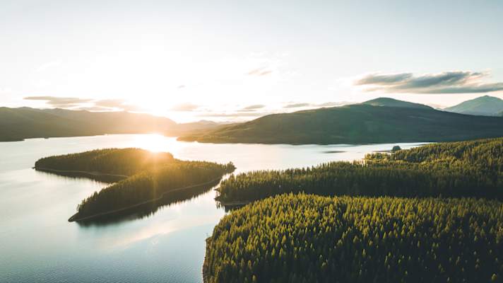 Eine Drohnenaufnahme der Seenlandschaft Montanas