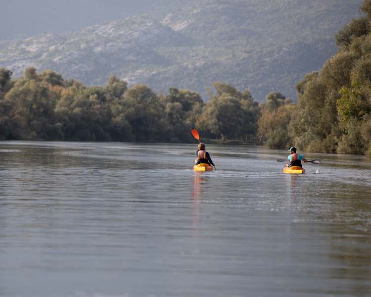 Simon Messner und Gigo Bulajic beim Kajakfahren auf dem Moraca Fluss.