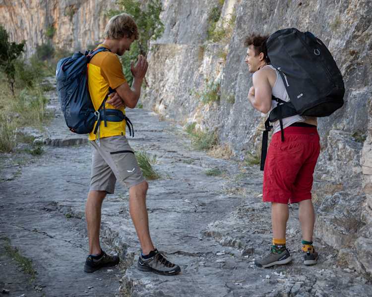 Simon Messner und Valentin Sattek beim Zustieg zum Klettergebiet Smokovac.