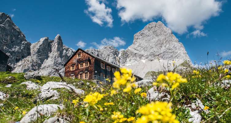 Karwendel: Lamsenjochhütte mit Lamsenspitze