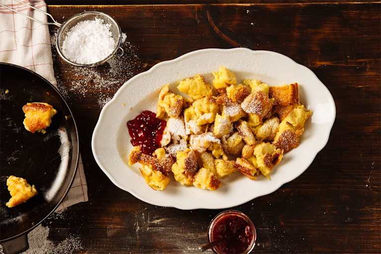 Mit reichlich Staubzucker bestreuen und mit Preiselbeeren servieren. Guten Appetit!