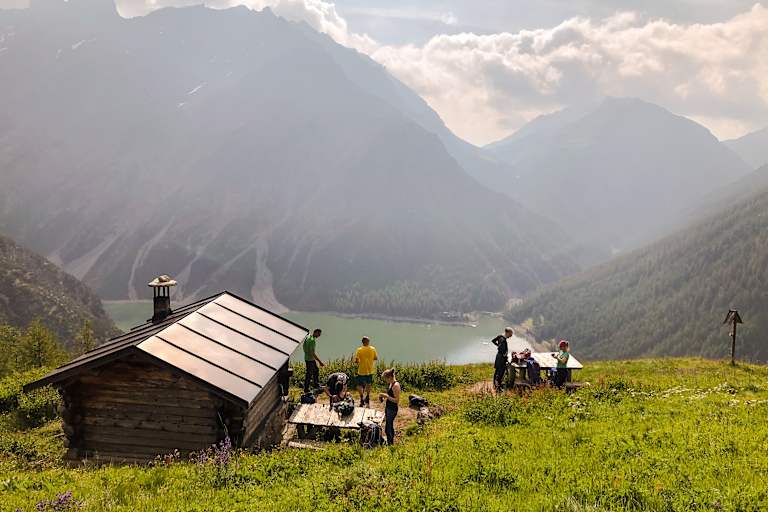 Selbstversorgerhütten bieten ein einmaliges Erlebnis in den Bergen, abseits großer Tourismusströme, so wie hier in Livigno, Itlaien