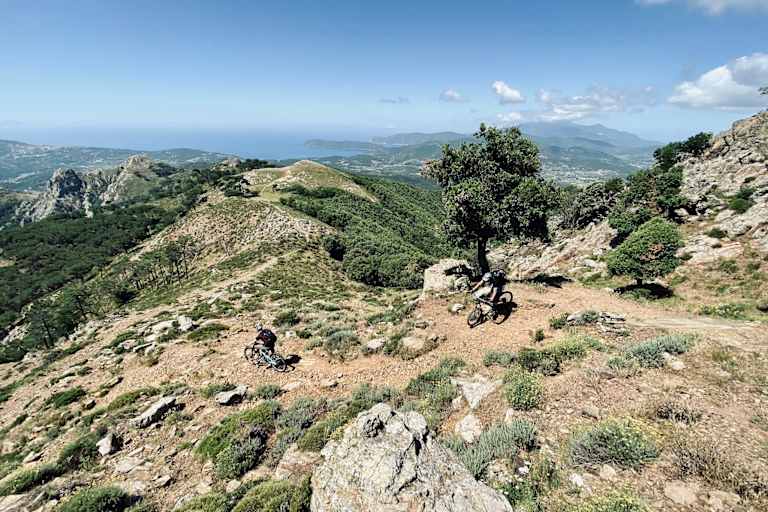 Der Trail Buca del Monte mit Blick auf den Golf von Portoferraio, Rio Marina, Porto Azzurro und Cavo