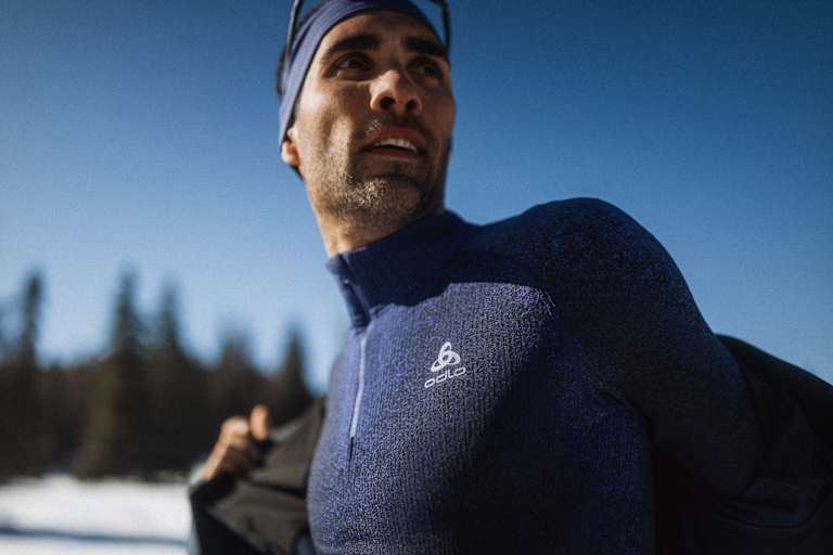 Ein Mann trägt ein Funktionsshirt von Odlo.