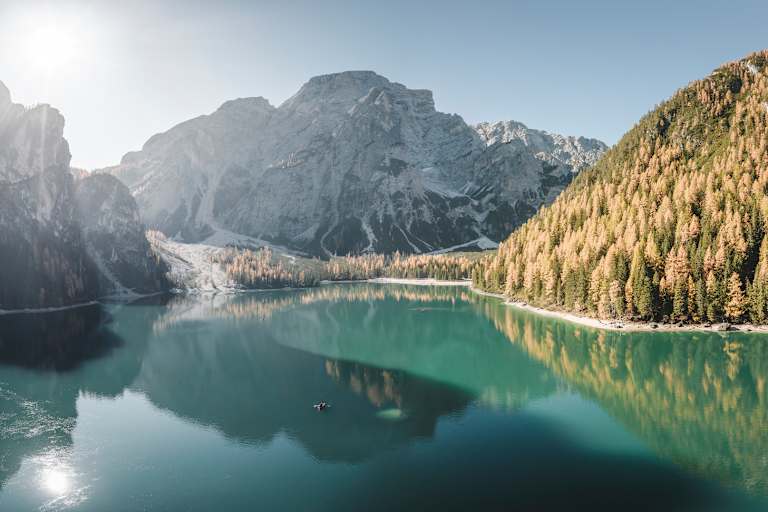 Der Pragser Wildsee und der Seekofel im Herbstlicht