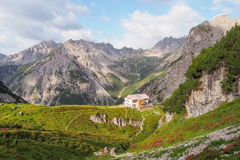 Die Steinseehütte (2.061 m) liegt unterhalb des gleichnamigen Sees auf einer grünen Terrasse, umrahmt von der mächtigen Parzinn-Gruppe, in den Lechtaler Alpen