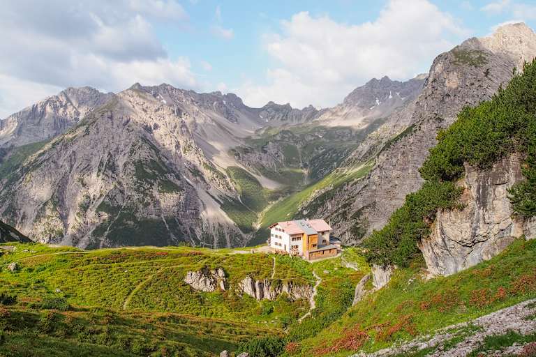 Die Steinseehütte (2.069 m) in den Lechtaler Alpen