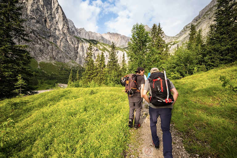 Kurz hinter der Höllentalangerhütte, die Plattenfluchten des „Bretts“ bereits im Blick.
