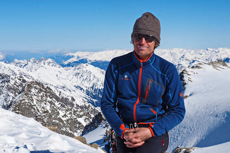 Hans Thurner am Gipfel des Wilden Hinterbergl (3.288 m) im Tourengebiet der Franz-Senn-Hütte in den Stubaier Alpen
