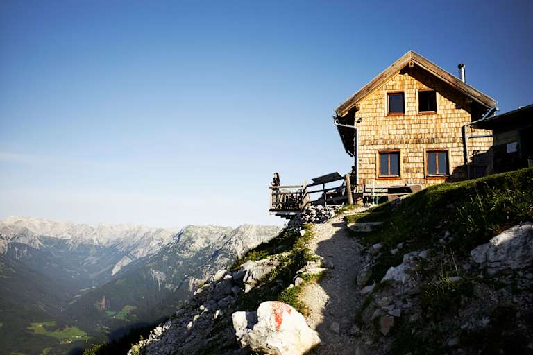 Die Werfener Hütte liegt auf einem ausgesetzten Plateau unter dem Hochthron. Von der Terrasse aus sieht man bis zum Großglockner.