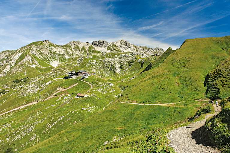 Wandern im Allgäu – Blick zur Nebelhornbahn und zum Edmund-Probst-Haus