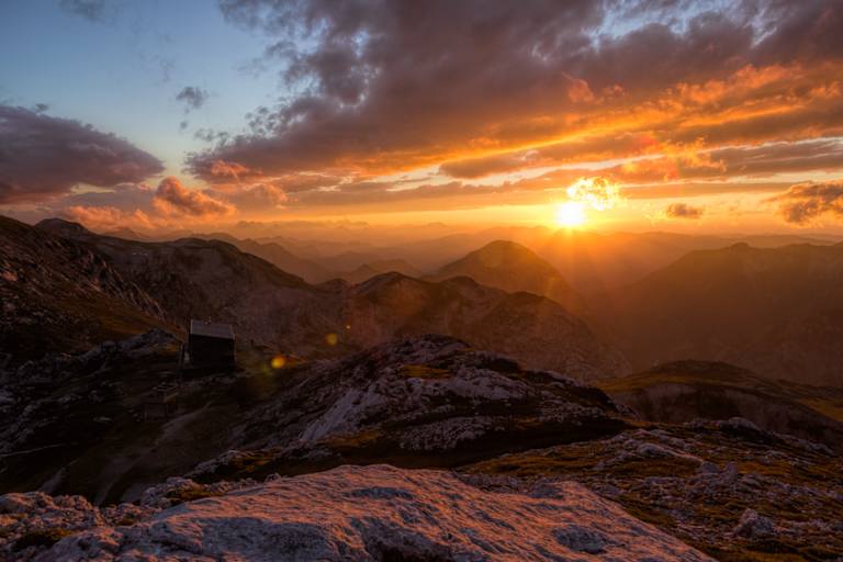 Die afrikanischen Guides sind trainierte Alpinisten und begleiten ihre Gäste (im Bild Autor Klaus Haselböck) bis auf den Gipfel