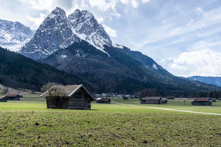 Blick über die Ofelwiesen auf die mächtigen Waxensteine