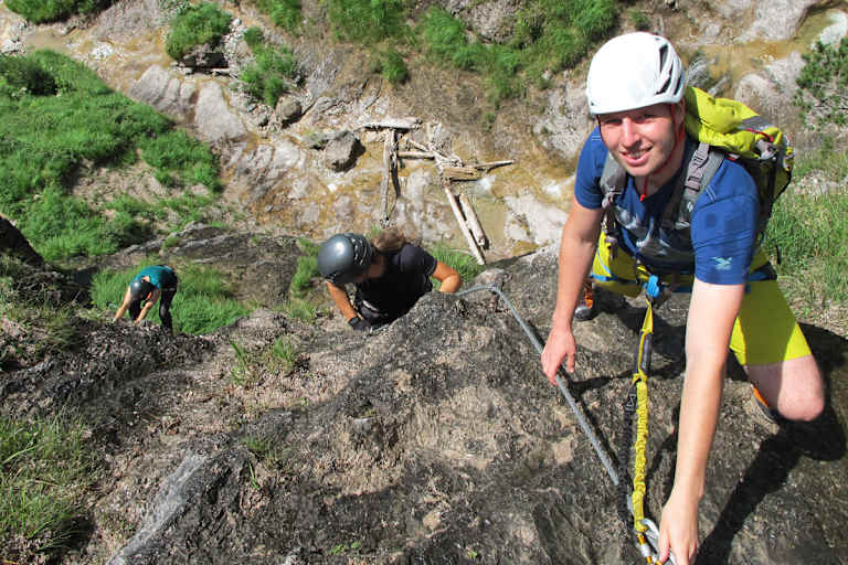 Hausbachfall-Klettersteig mit Blick auf die Schlucht