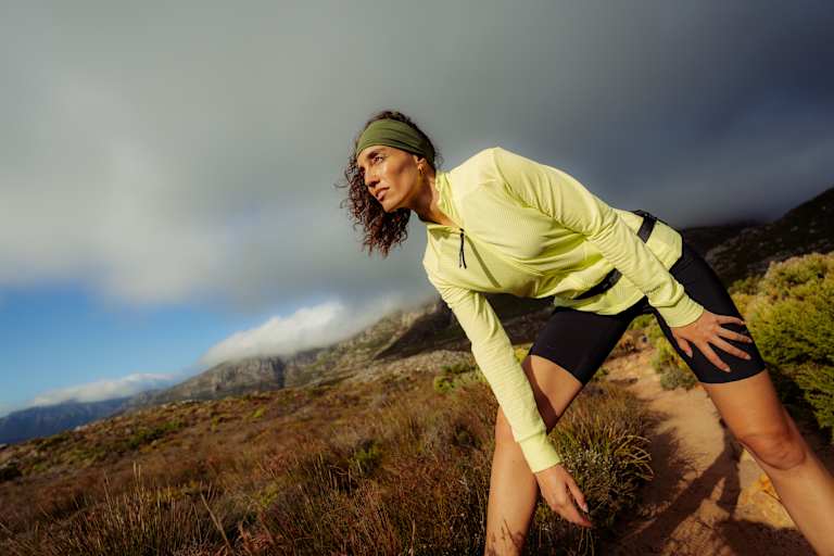 Frau in den Bergen beim Wandern mit LaMunt Fleece-Jacke